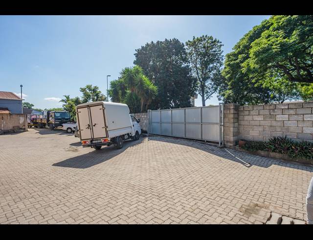 2,200M² BUSINESS CENTRE FOR SALE IN TONGAAT INDUSTRIAL